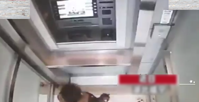 Cậu bé 5 tuổi một mình đi vào cây ATM, hành động sau đó khiến nhân viên ngân hàng kinh ngạc: Đứa trẻ này quá thông minh!-1