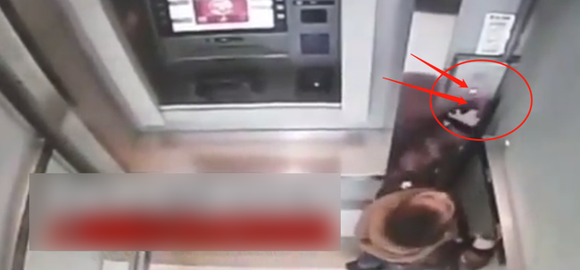 Cậu bé 5 tuổi một mình đi vào cây ATM, hành động sau đó khiến nhân viên ngân hàng kinh ngạc: Đứa trẻ này quá thông minh!-3