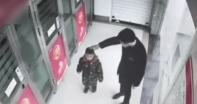 Cậu bé 5 tuổi một mình đi vào cây ATM, hành động sau đó khiến nhân viên ngân hàng kinh ngạc: Đứa trẻ này quá thông minh!-4
