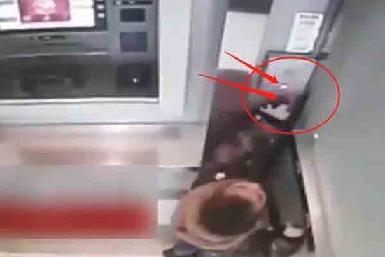 Cậu bé 5 tuổi một mình đi vào cây ATM, hành động sau đó khiến nhân viên ngân hàng kinh ngạc: Đứa trẻ này quá thông minh!
