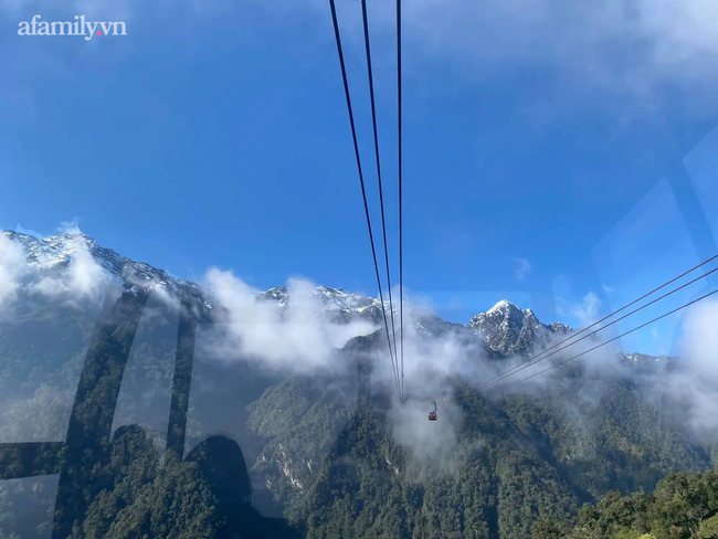 Du khách thích thú đổ xô lên đỉnh Fansipan đi bộ trên tuyết dưới ánh mặt trời ngày 29 Tết-1