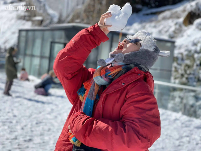 Du khách thích thú đổ xô lên đỉnh Fansipan đi bộ trên tuyết dưới ánh mặt trời ngày 29 Tết-2