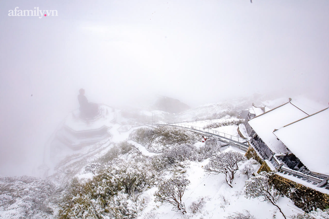 Du khách thích thú đổ xô lên đỉnh Fansipan đi bộ trên tuyết dưới ánh mặt trời ngày 29 Tết-10