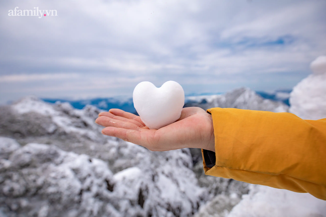 Du khách thích thú đổ xô lên đỉnh Fansipan đi bộ trên tuyết dưới ánh mặt trời ngày 29 Tết-12