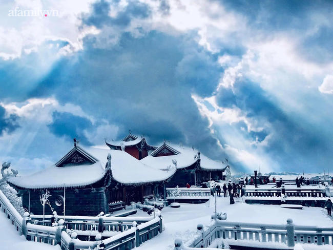 Du khách thích thú đổ xô lên đỉnh Fansipan đi bộ trên tuyết dưới ánh mặt trời ngày 29 Tết-3