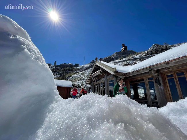 Du khách thích thú đổ xô lên đỉnh Fansipan đi bộ trên tuyết dưới ánh mặt trời ngày 29 Tết-4