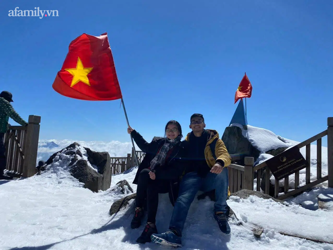 Du khách thích thú đổ xô lên đỉnh Fansipan đi bộ trên tuyết dưới ánh mặt trời ngày 29 Tết-5