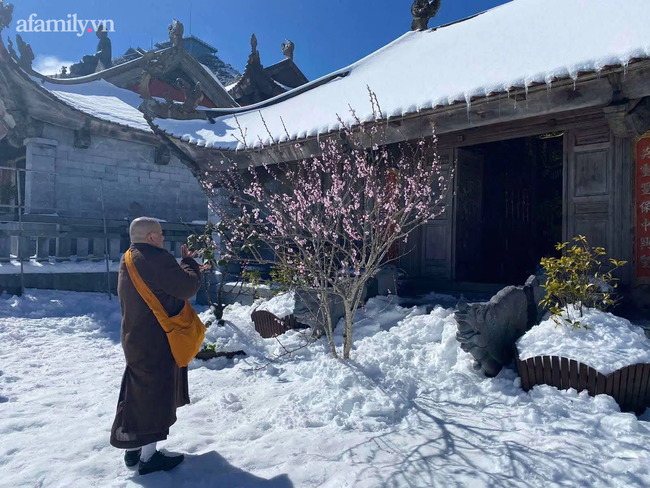 Du khách thích thú đổ xô lên đỉnh Fansipan đi bộ trên tuyết dưới ánh mặt trời ngày 29 Tết-8