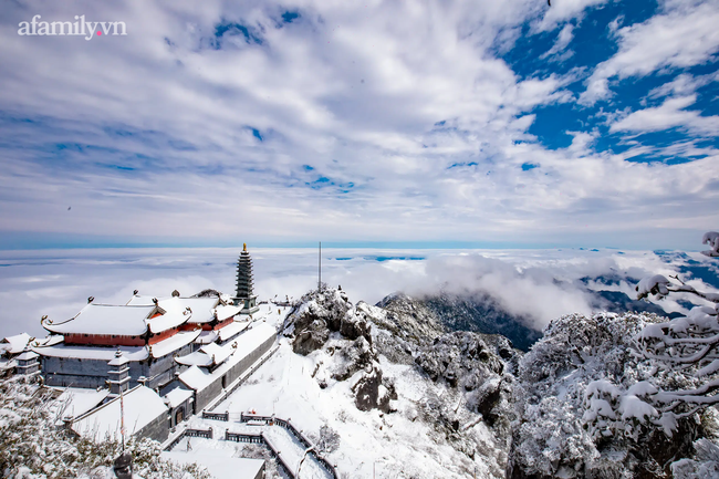 Du khách thích thú đổ xô lên đỉnh Fansipan đi bộ trên tuyết dưới ánh mặt trời ngày 29 Tết-9