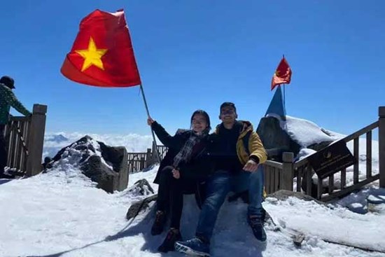 Du khách thích thú đổ xô lên đỉnh Fansipan đi bộ trên tuyết dưới ánh mặt trời ngày 29 Tết