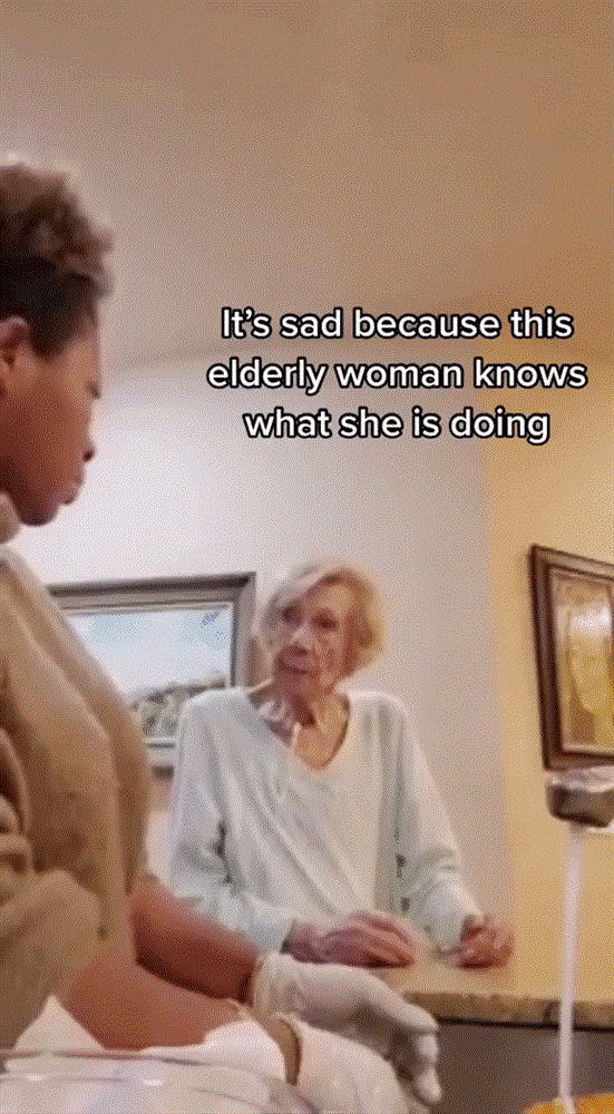 Đoạn video TikTok thu hút hơn 22 triệu lượt xem khiến dân mạng tò mò, ấn vào xem càng thêm phẫn nộ vì hành vi khó chấp nhận của cụ già-1