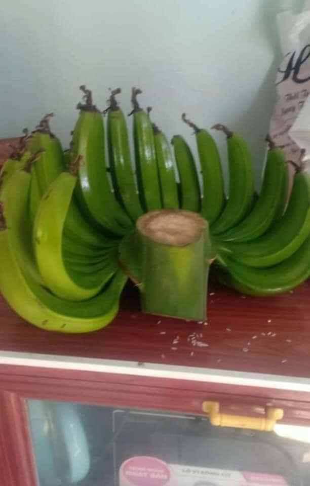 Nhờ chồng mua nải chuối thắp hương, vợ tái mặt khi thấy thành quả anh hăm hở mang về-1