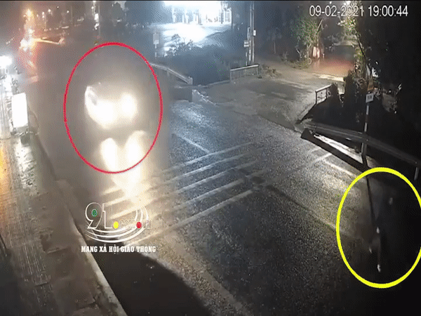 Cụ bà sang đường bất ngờ bị xe con húc văng, camera bóc diễn biến đáng sợ ngay sau đó-1