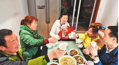 Con gái 5 tuổi hỏi Bà nội ơi, sao bà hay đến nhà cháu ăn cơm thế?, câu trả lời kịp thời của mẹ được nhiều người khen ngợi-1