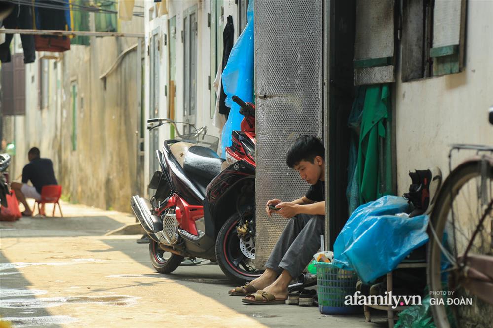 Tết xa quê của những công nhân ngoại tỉnh ở Hà Nội: Con tôi nhớ ông bà lắm, nhưng chỉ khi nào hết dịch, khi đó mới là Tết-11