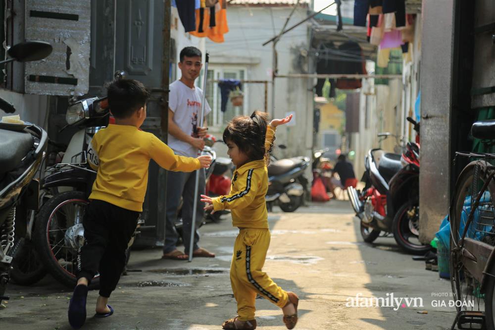 Tết xa quê của những công nhân ngoại tỉnh ở Hà Nội: Con tôi nhớ ông bà lắm, nhưng chỉ khi nào hết dịch, khi đó mới là Tết-8