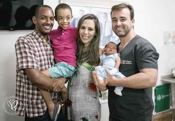 Bé trai trong bức ảnh sinh ra vẫn đang nằm nguyên trong túi ối” từng gây chấn động thế giới vài năm trước giờ ra sao?-5