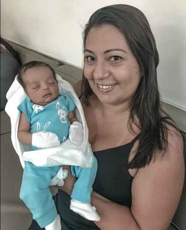 Bé trai trong bức ảnh sinh ra vẫn đang nằm nguyên trong túi ối” từng gây chấn động thế giới vài năm trước giờ ra sao?-6