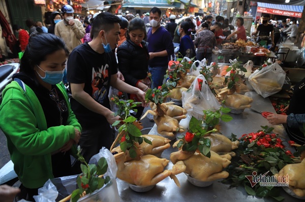 Chen chân mua gà tiền triệu cúng giao thừa ở khu chợ nhà giàu Hà Nội-1