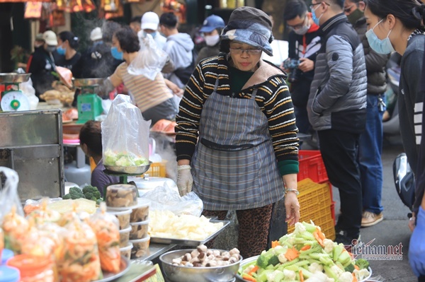 Chen chân mua gà tiền triệu cúng giao thừa ở khu chợ nhà giàu Hà Nội-11
