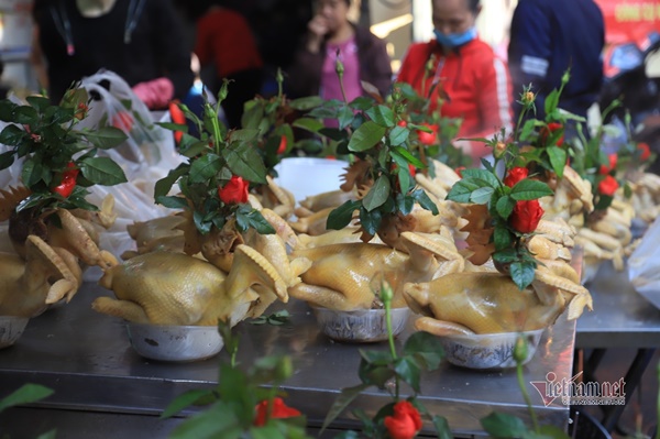 Chen chân mua gà tiền triệu cúng giao thừa ở khu chợ nhà giàu Hà Nội-3