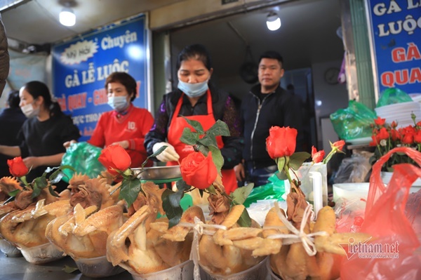 Chen chân mua gà tiền triệu cúng giao thừa ở khu chợ nhà giàu Hà Nội-4