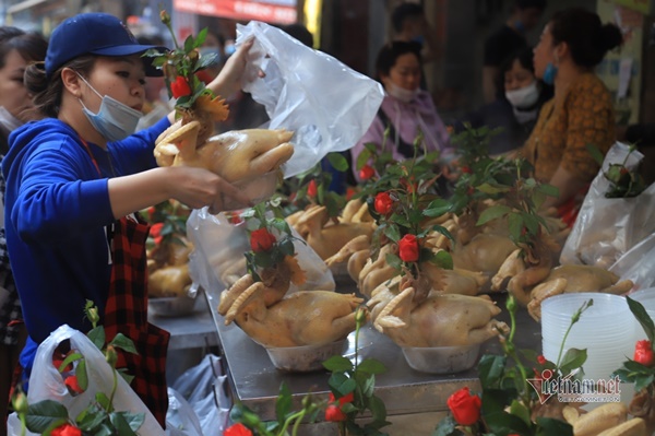 Chen chân mua gà tiền triệu cúng giao thừa ở khu chợ nhà giàu Hà Nội-6