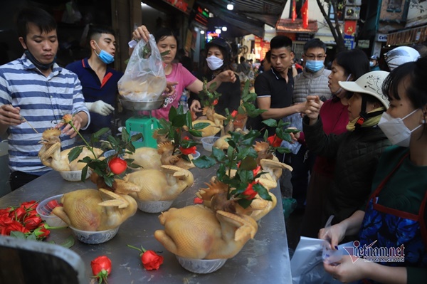 Chen chân mua gà tiền triệu cúng giao thừa ở khu chợ nhà giàu Hà Nội-8
