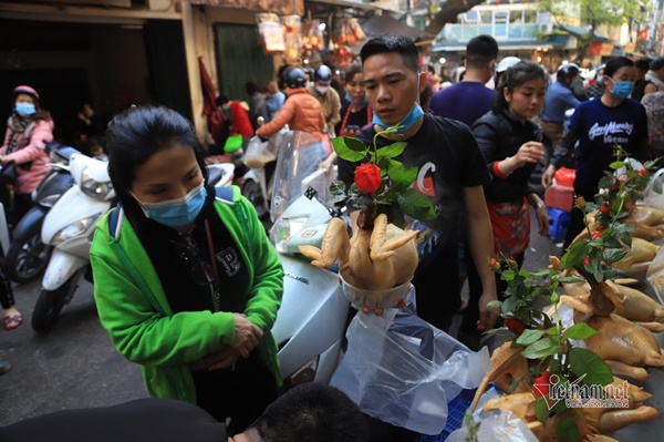 Chen chân mua gà tiền triệu cúng giao thừa ở khu chợ nhà giàu Hà Nội-9