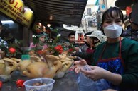 Chen chân mua gà tiền triệu cúng giao thừa ở khu chợ 'nhà giàu' Hà Nội