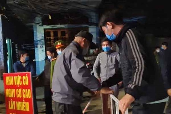 Người dân nhảy múa, hò reo khi được dỡ phong tỏa đúng ngày 30 Tết