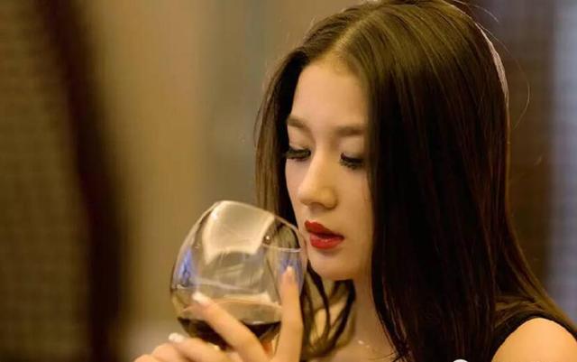 Mùng 1 Tết chị dâu đã uống say khướt, mẹ chồng cằn nhằn thì chị đáp lại câu này khiến cả nhà tôi chết lặng-2