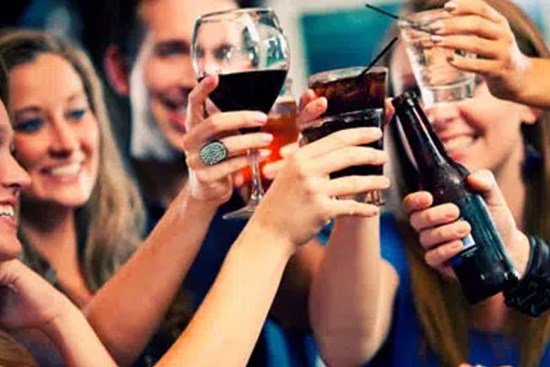 Đừng dại mà ăn 3 món này trước khi uống rượu, nếu không bạn sẽ lãnh đủ hậu quả đáng tiếc