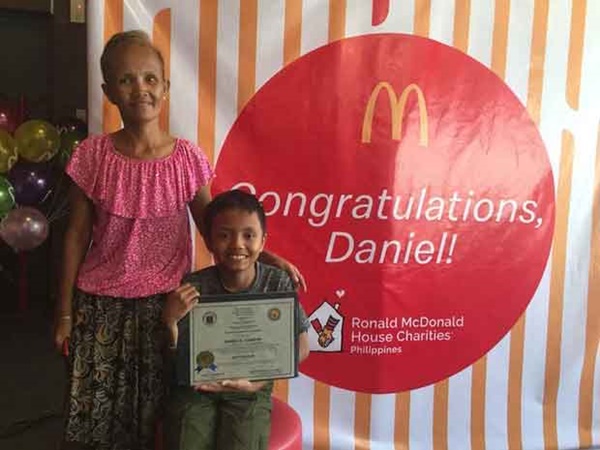 Ngồi học trên vỉa hè dưới ánh điện leo lét, cậu bé nghèo khổ không ngờ bức ảnh vô tình chụp lại đã khiến cuộc đời em rẽ sang hướng khác-5