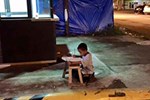 Cậu bé nghèo từng nổi tiếng toàn cầu khi ngồi làm bài dưới ánh đèn nhà hàng, 7 năm sau giúp gia đình đổi đời-7