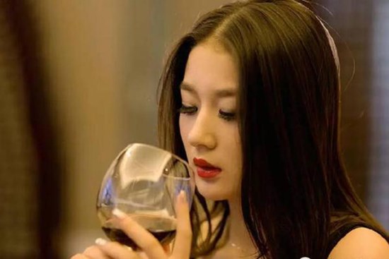 Mùng 1 Tết chị dâu đã uống say khướt, mẹ chồng cằn nhằn thì chị đáp lại câu này khiến cả nhà tôi chết lặng