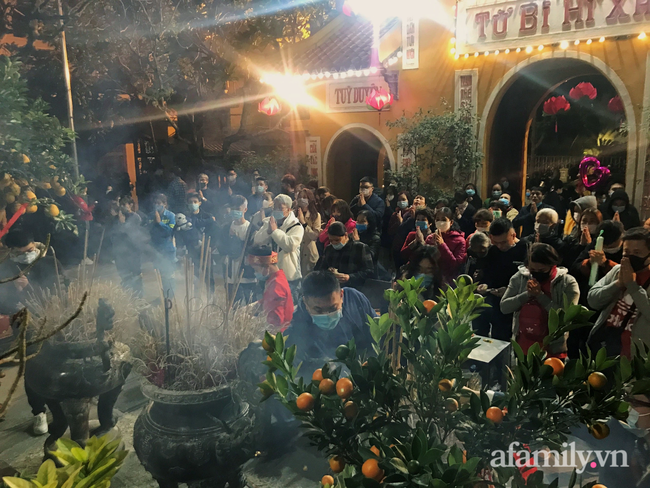 Người Hà Nội đổ về chùa Quán Sứ xin lộc sau giao thừa, cầu mong một năm mới bình an, khỏe mạnh-2