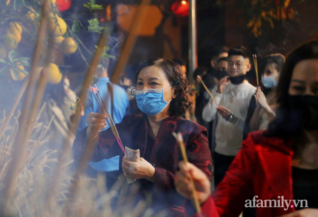 Người Hà Nội đổ về chùa Quán Sứ xin lộc sau giao thừa, cầu mong một năm mới bình an, khỏe mạnh-9