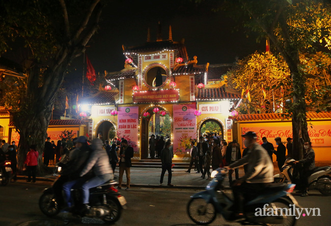 Người Hà Nội đổ về chùa Quán Sứ xin lộc sau giao thừa, cầu mong một năm mới bình an, khỏe mạnh-1