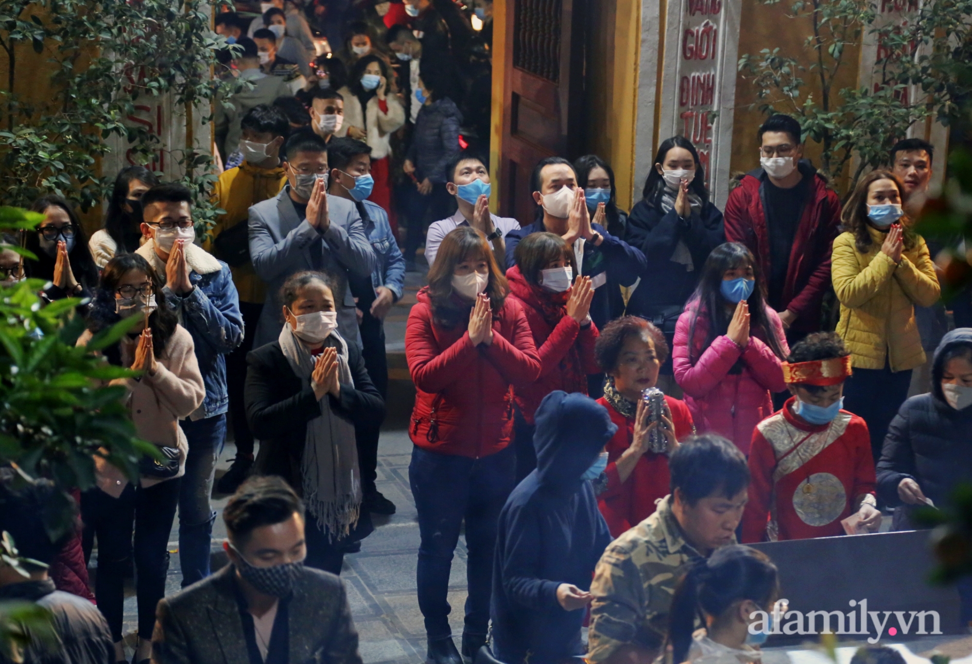 Người Hà Nội đổ về chùa Quán Sứ xin lộc sau giao thừa, cầu mong một năm mới bình an, khỏe mạnh-8