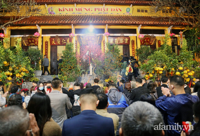 Người Hà Nội đổ về chùa Quán Sứ xin lộc sau giao thừa, cầu mong một năm mới bình an, khỏe mạnh-3