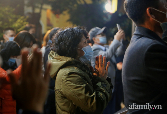 Người Hà Nội đổ về chùa Quán Sứ xin lộc sau giao thừa, cầu mong một năm mới bình an, khỏe mạnh-4