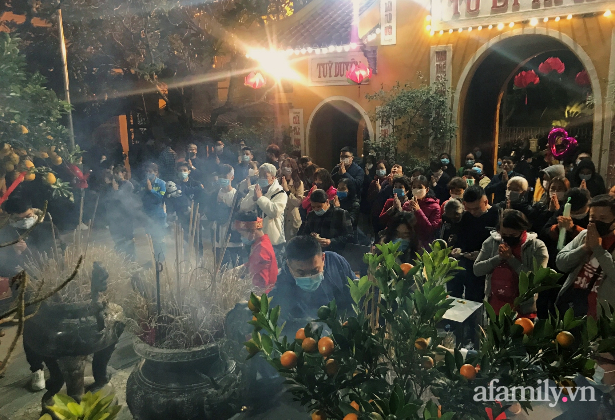 Người Hà Nội đổ về chùa Quán Sứ xin lộc sau giao thừa, cầu mong một năm mới bình an, khỏe mạnh-6