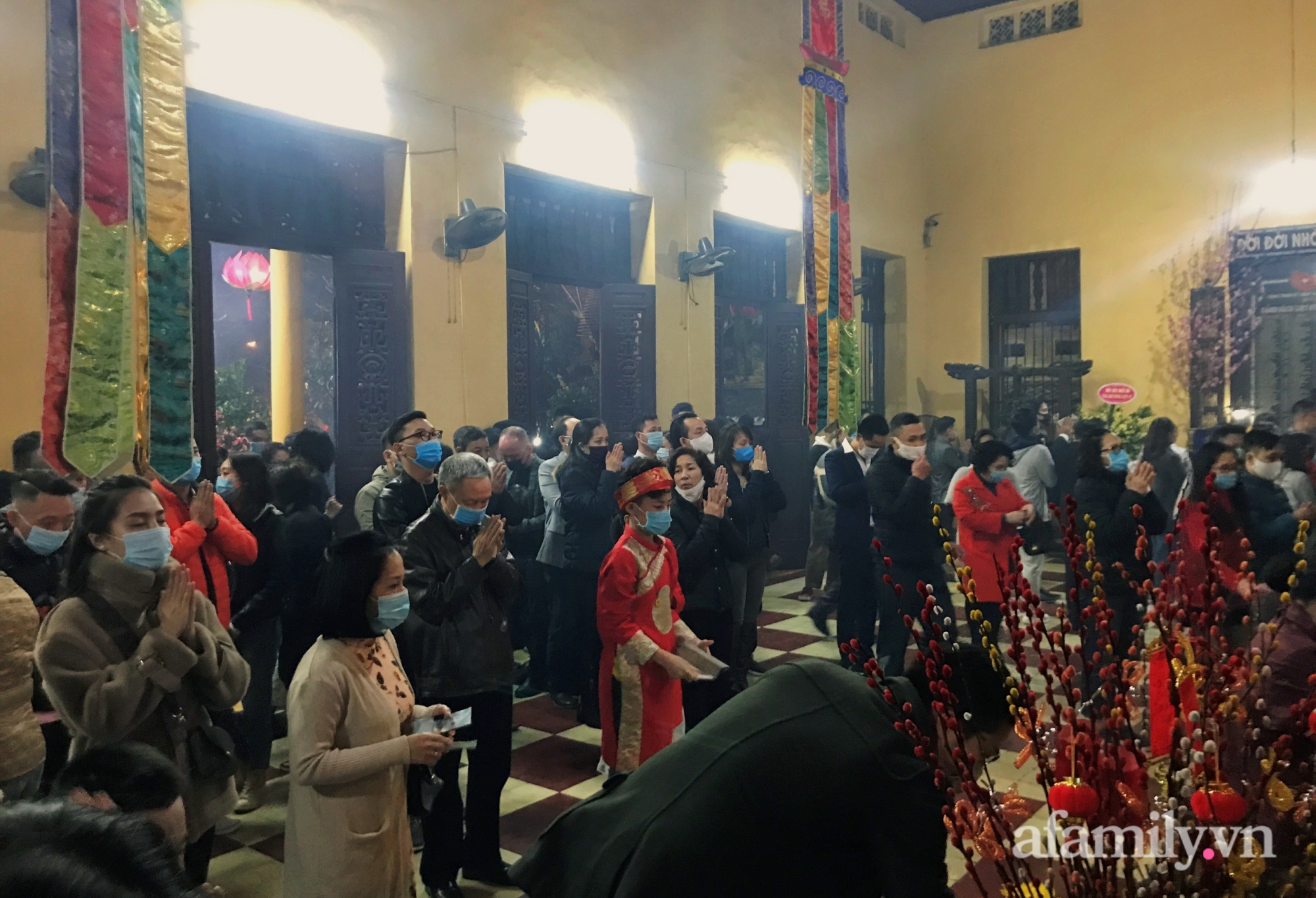 Người Hà Nội đổ về chùa Quán Sứ xin lộc sau giao thừa, cầu mong một năm mới bình an, khỏe mạnh-5