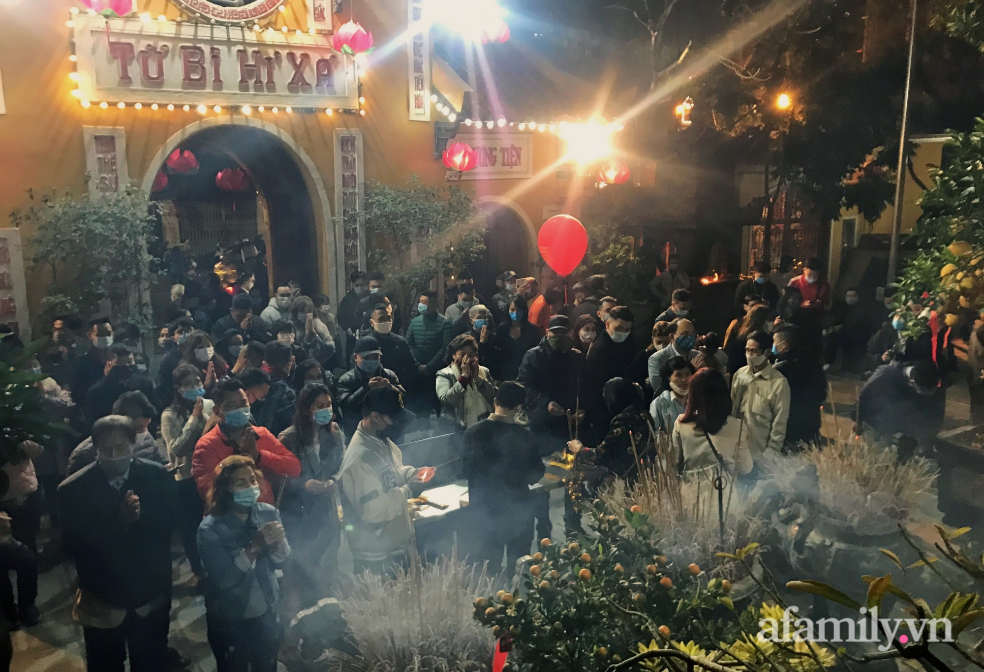 Người Hà Nội đổ về chùa Quán Sứ xin lộc sau giao thừa, cầu mong một năm mới bình an, khỏe mạnh-7