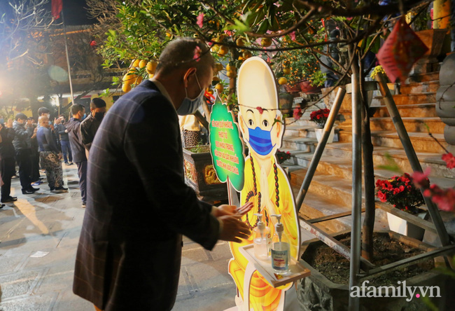 Người Hà Nội đổ về chùa Quán Sứ xin lộc sau giao thừa, cầu mong một năm mới bình an, khỏe mạnh-10