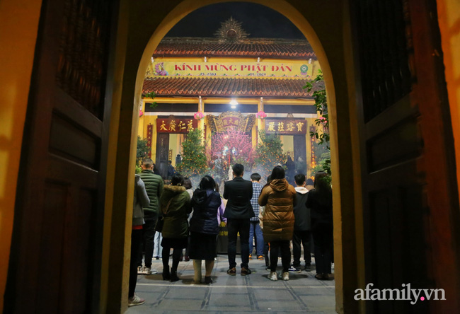 Người Hà Nội đổ về chùa Quán Sứ xin lộc sau giao thừa, cầu mong một năm mới bình an, khỏe mạnh-11