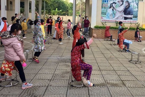 Không khí đón giao thừa tại trường tiểu học Xuân Phương, cái Tết đáng nhớ của thầy trò và phụ huynh trong khu cách ly