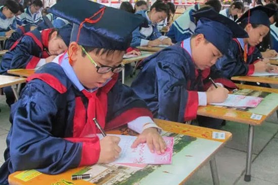Mùng 1 Tết nhắc khéo con chuyện học bằng việc khai bút đầu xuân: Vậy nên viết gì để cả năm học hành giỏi giang, tiến tới?