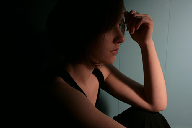 Đêm Giao Thừa, chưa kịp cúng mà chồng đã ôm gà lễ gặm lấy gặm để trong tiếng khóc lặng của tôi-1